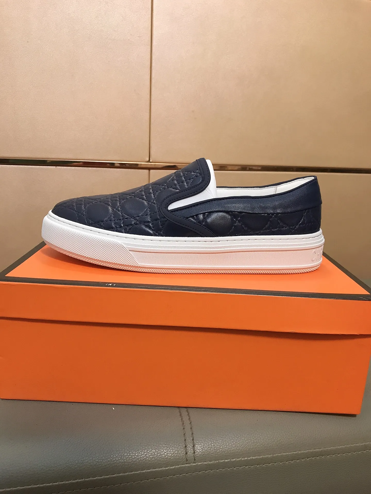 Factory price 400 🔥🔥 (Dior) new men's casual sports shoes 👣 Full of charm, luxury style gentleman's shoes Upper: Made of embossed cowhide imported from Italy, breathable leather lining. Brand wear-resistant soles; with classic logo💋The whole pair of shoes is fashionable and casual without losing high-end style🎈🎈Size: 39-44 (45.46 can be customized)